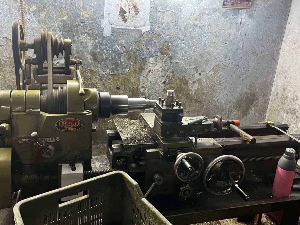 Raj Lathe Machine